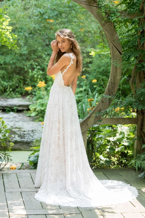 Vestido de novia Lillian West modelo 66020 con encaje bordado y tirantes, en tonos almendra y marfil.
