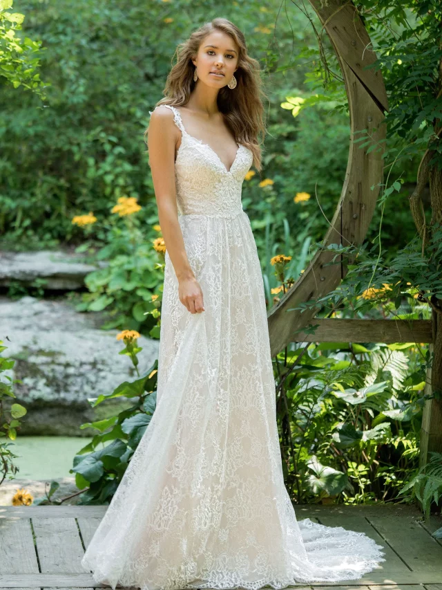 Vestido de novia Lillian West modelo 66020 con encaje bordado y tirantes, en tonos almendra y marfil.