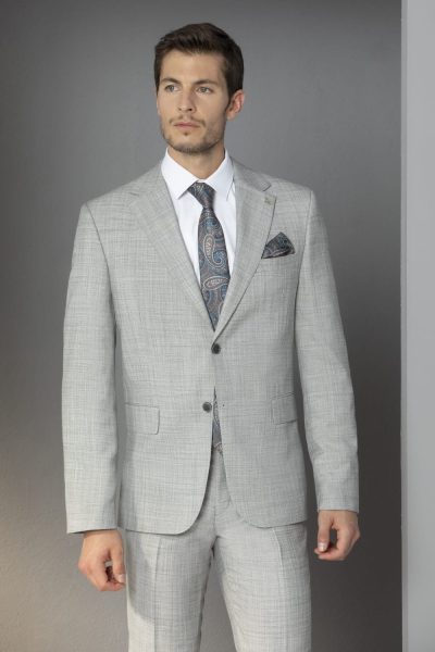 Traje de novio gris claro con detalles paisley