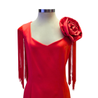 Flecos largos del vestido rojo con flor y flecos Olimara en movimiento