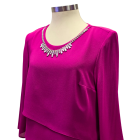 Vestido fucsia elegante con manga francesa y diseño de capas