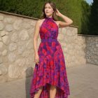 Vista entera del vestido floral con cinturón Betzzia, mostrando a una mujer llevandolo en una boda