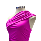 Detalle escote y fruncido del vestido fucsia asimétrico Valuta