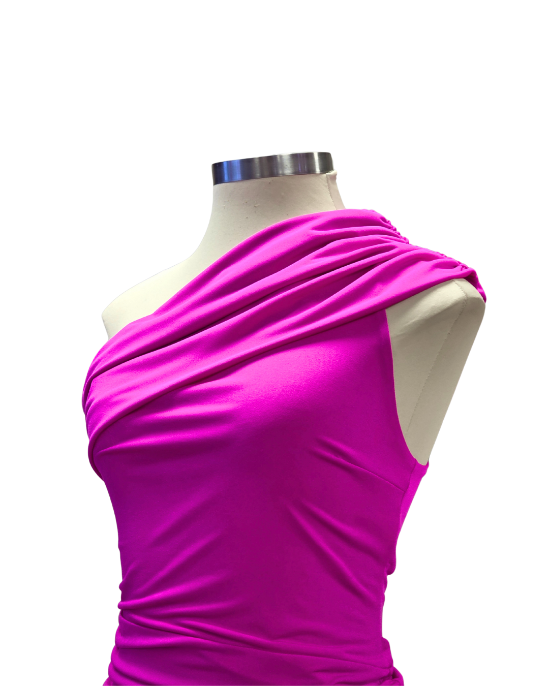 Detalle escote y fruncido del vestido fucsia asimétrico Valuta